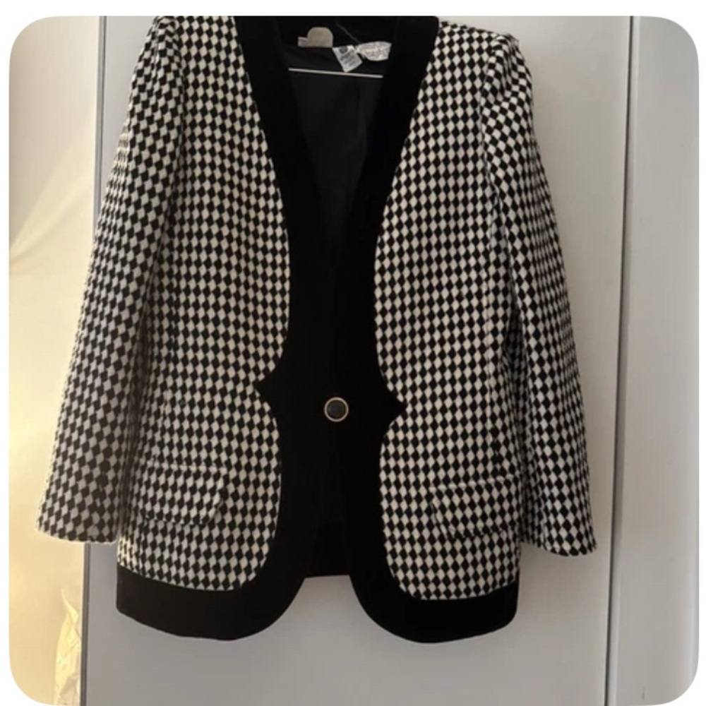 Ungaro Paris wool and velvet harlequin houndstooth jacket
Made in Italy
Size 12 - Picture 8 of 8